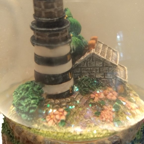 Lighthouse Musical Snowglobe - Picture 8 of 9